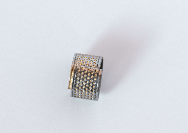 Création artisanale argent – fragment de dé à coudre