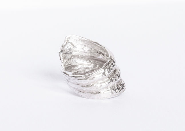 Bague artisanale ouverte en argent avec texture coquillage