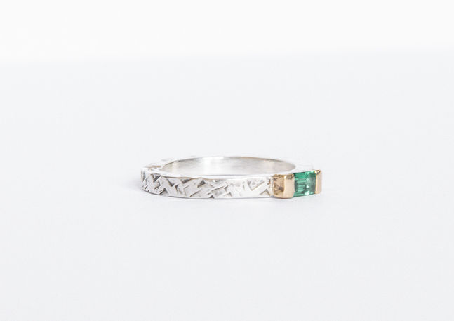Bague élégante en or avec cabochon émeraude rectangle