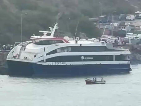 Barco Fast Ferry sofre avaria e encalha na Praia Negra (Cabo Verde).