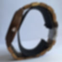 
Orologio in legno iwood con quadrante squadrato e cinturino in legno bicolore marrone chiaro e scuro. Vista laterale.