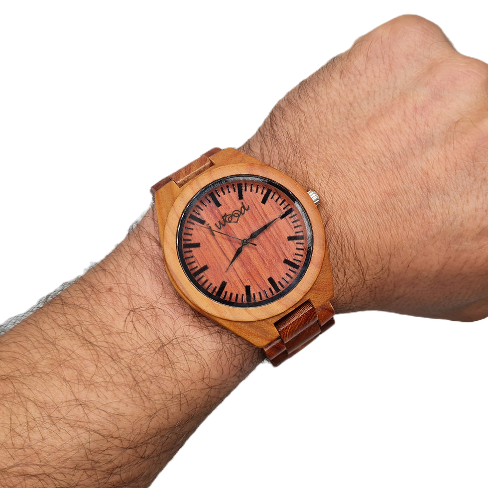 Miniatura: Orologio in legno iwood modello Tokio, con cassa e cinturino in legno chiaro, indossato al polso.