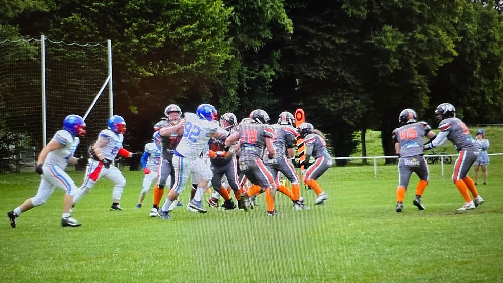 Marcel Buchinger übergibt den Ball an Runningback Lukas Brennfleck, der auf 9:6 erhöht