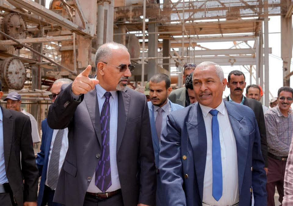 الرئيس الزُبيدي يتفقد سير الأعمال الجارية لإعادة تشغيل مصافي عدن