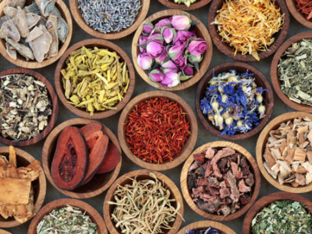 8 Hierbas del Ayurveda para el balance hormonal femenino