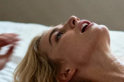 Visage de femme en extase 
« Guide Pratique de l’Extase Sexuelle Féminine » est un programme conçu pour accompagner les femmes dans la découverte et l’approfondissement de leur sexualité, en toute bienveillance et confidentialité. Ce parcours s’appuie sur un ensemble cohérent de quatre vidéos, réunies dans la playlist YouTube « Sexualité Sacrée : le Secret Oublié ». Deux de ces vidéos sont accessibles gratuitement et servent d’introduction essentielle, tandis que les deux suivantes, spécialement créées pour ce programme, sont proposées en accès payant.

Les vidéos gratuites permettent d’acquérir les bases et de mieux comprendre les mécanismes de l’extase féminine. Les vidéos payantes, quant à elles, offrent un approfondissement pratique et progressif :
