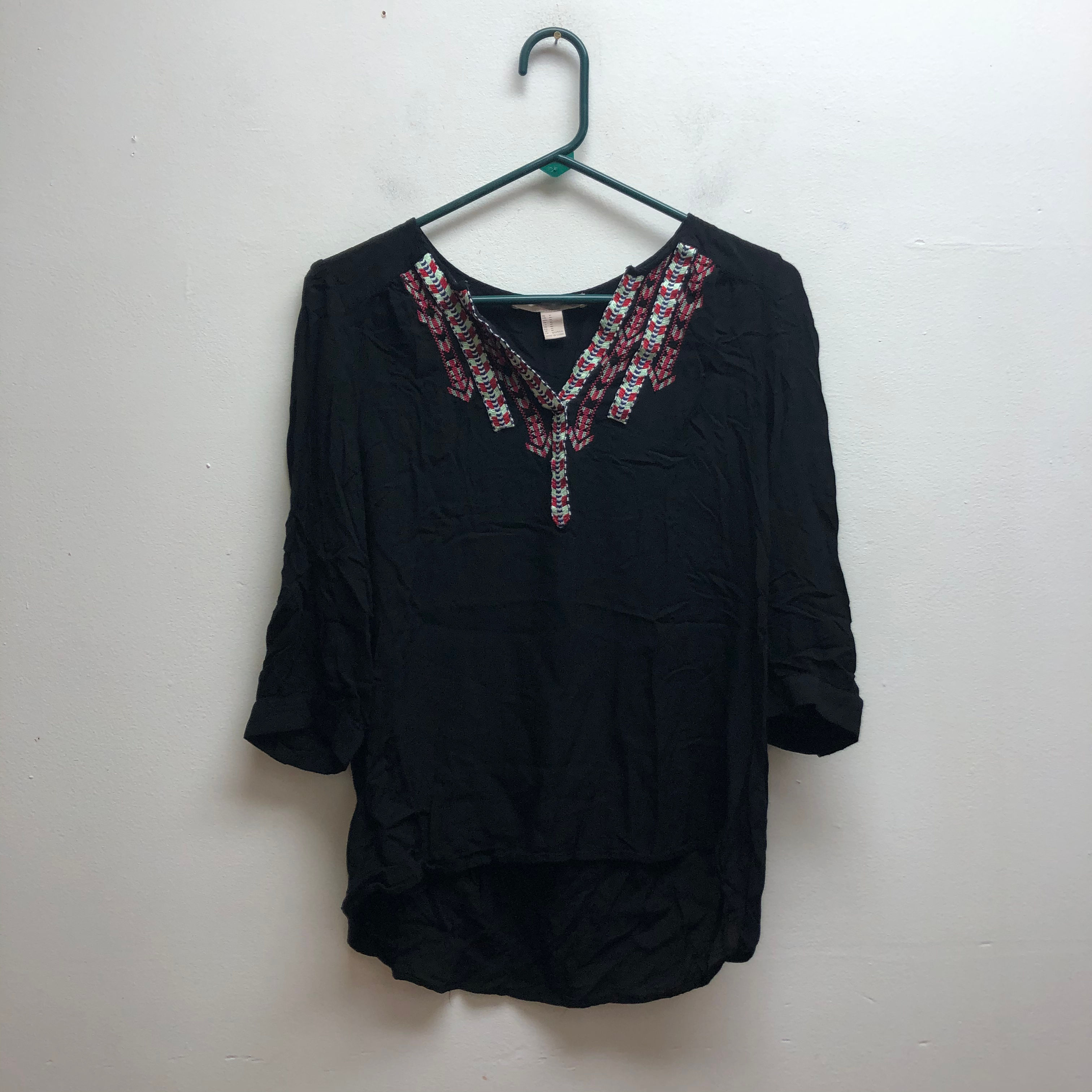 Forever 21 black top with multicolored v-neck