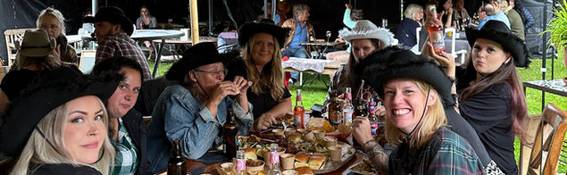 CowBoyFest Med Glada CowGirls.