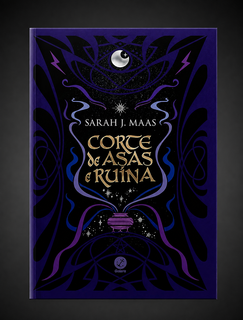 Capa roxa e preta de Corte de Asas e Ruína, de Sarah J. Maas, com lua, estrelas, símbolos místicos e logo Galera.