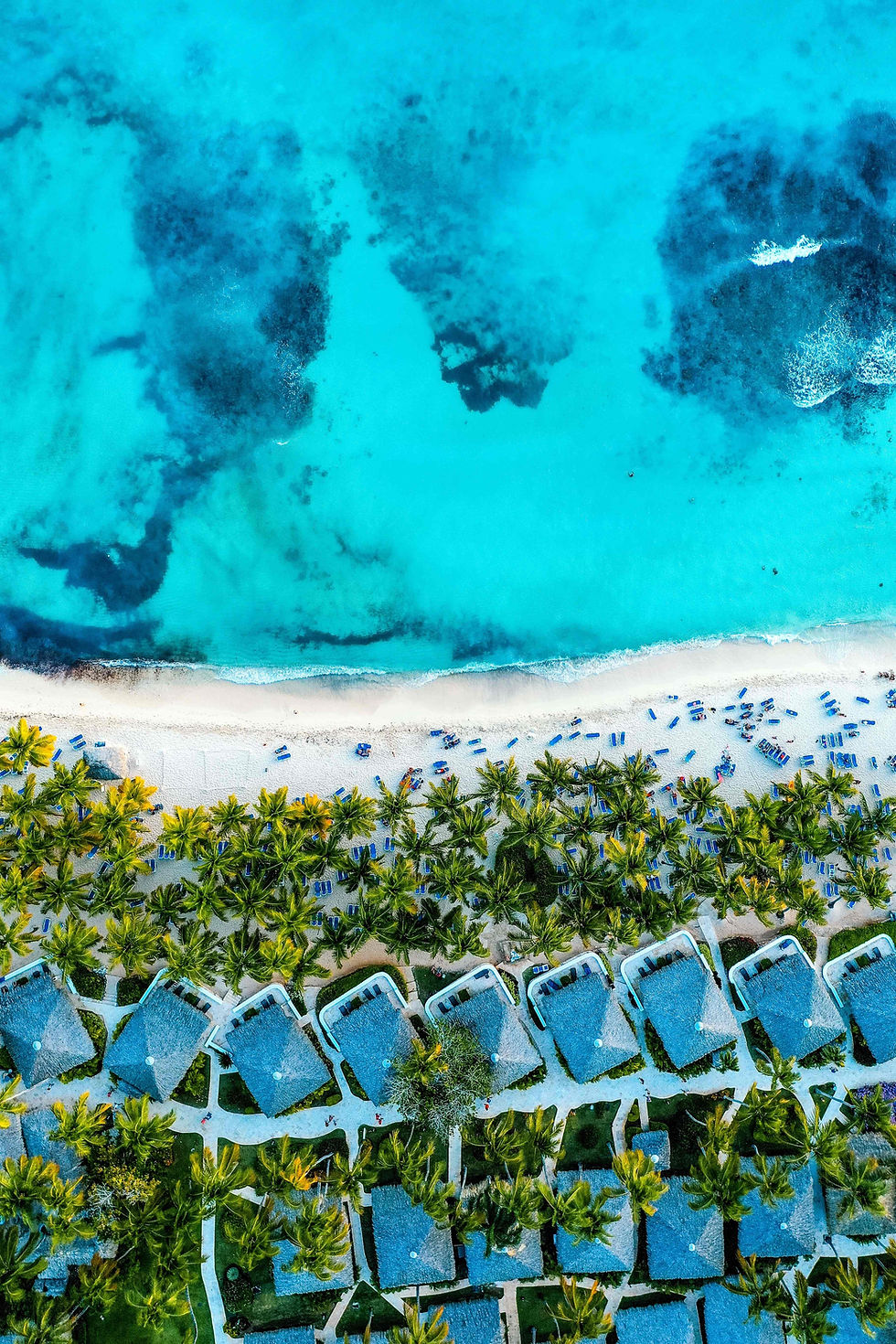 Paisaje de República Dominicana con costa caribeña, turismo y desarrollo inmobiliario como contexto para la inversión en el país.