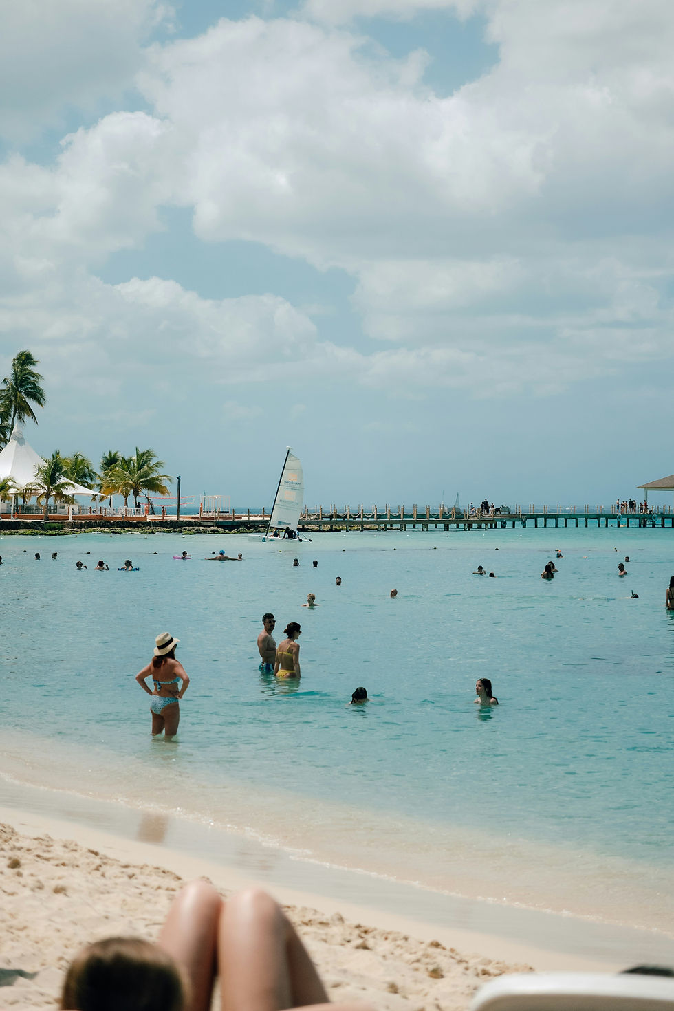 Turistas disfrutando del mar cristalino en Punta Cana, uno de los destinos más visitados del Caribe