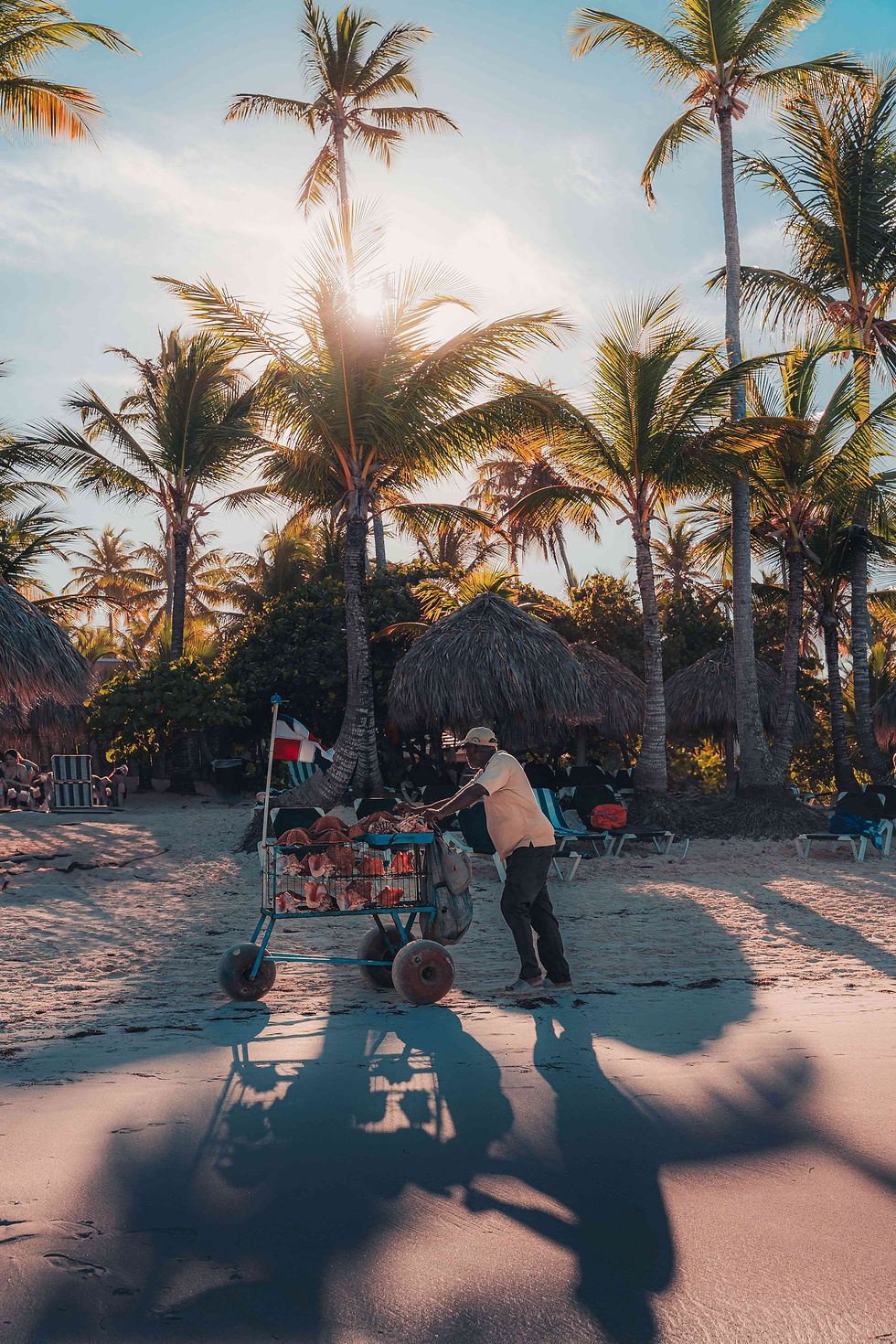 Escena local en una playa turística de República Dominicana vinculada al uso cotidiano del destino.