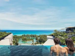 Arquitectura contemporánea de lujo en Punta Cana y Cap Cana con integración interior-exterior, piscina, vistas y diseño estratégico orientado a elevar el ADR, la experiencia del huésped y la plusvalía inmobiliaria.