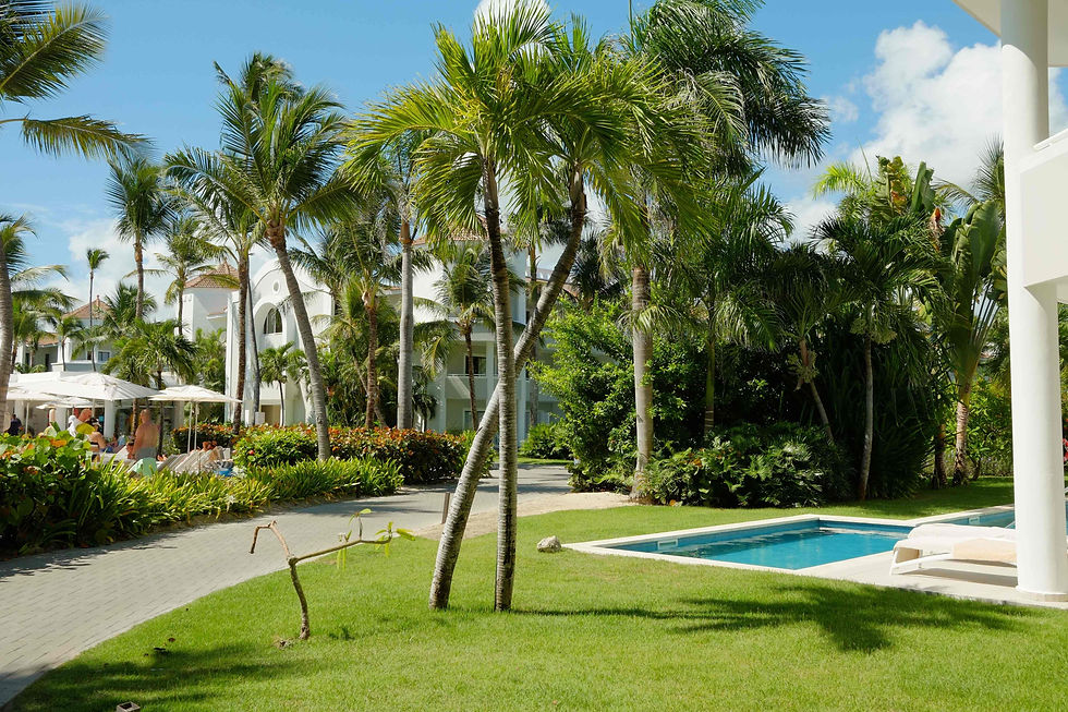 Paisaje dominicano con entorno natural y desarrollo turístico como señal del crecimiento inmobiliario del país.