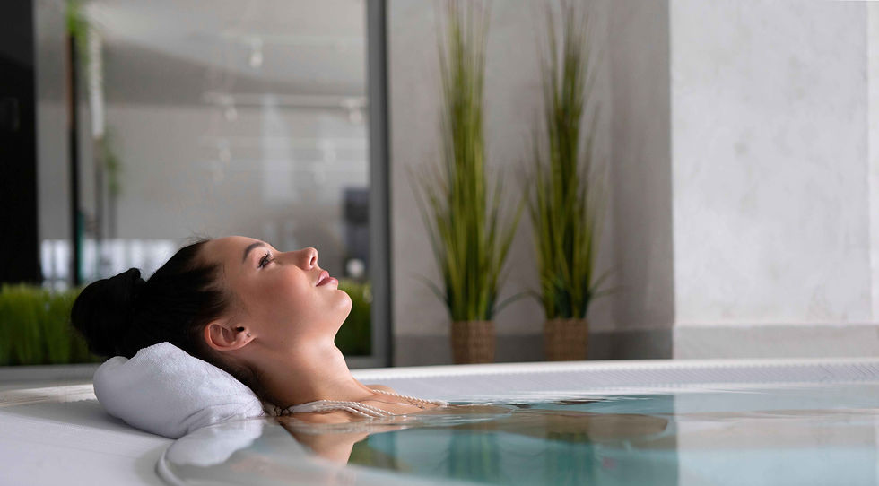 Mujer relajándose en jacuzzi como parte de una experiencia de bienestar en hotel de lujo.