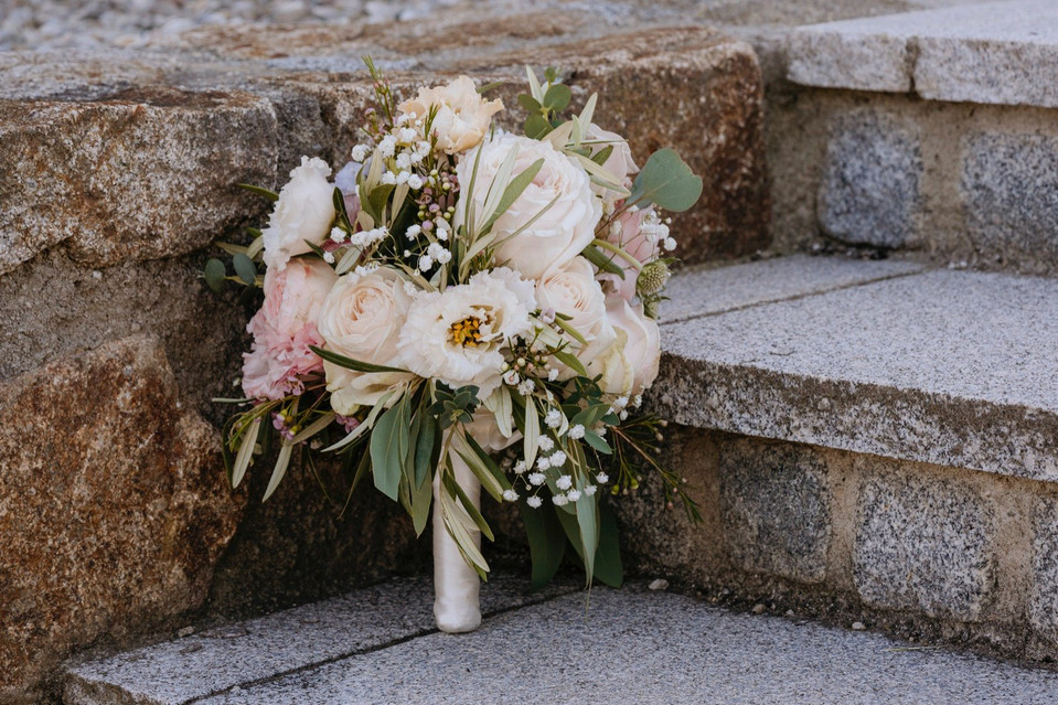 Hochzeit in Oberösterreich, zarter, eleganter Brautstrauß von Freitagsblumen, fotografiert von MyTribe Photo