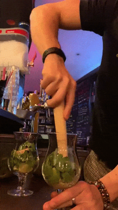 cocktail mojito préparé par le barman au bar la raskette a brest