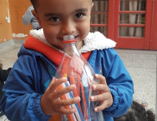 Infantil I A - Exploração de canudos: Trabalhando a coordenação motora fina.