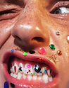 Retrato de jovens criadores de conteúdo, em estética urbana e vibrante.