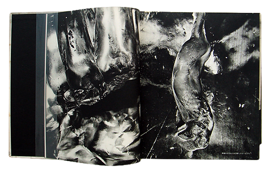 11:02 Nagasaki (ouvert), de Shomei Tomatsu.