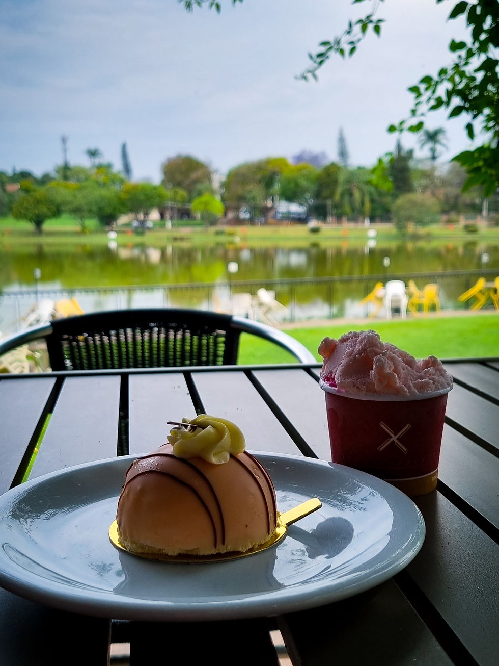 Doces em cima de uma mesa em frente a um lago