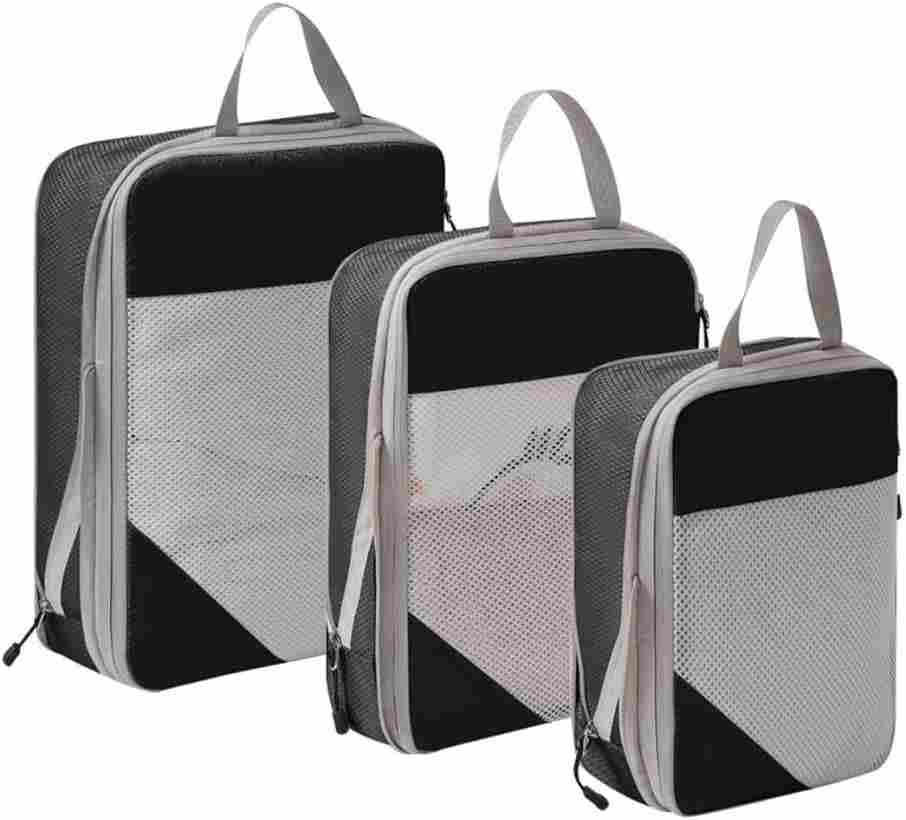 Três organizadores de mala cinza e preto num fundo branco.