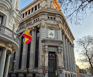 Banco Central da Espanha com a bandeira da Espanha balançando.