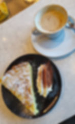 Um café e uma torta sob uma mesa.