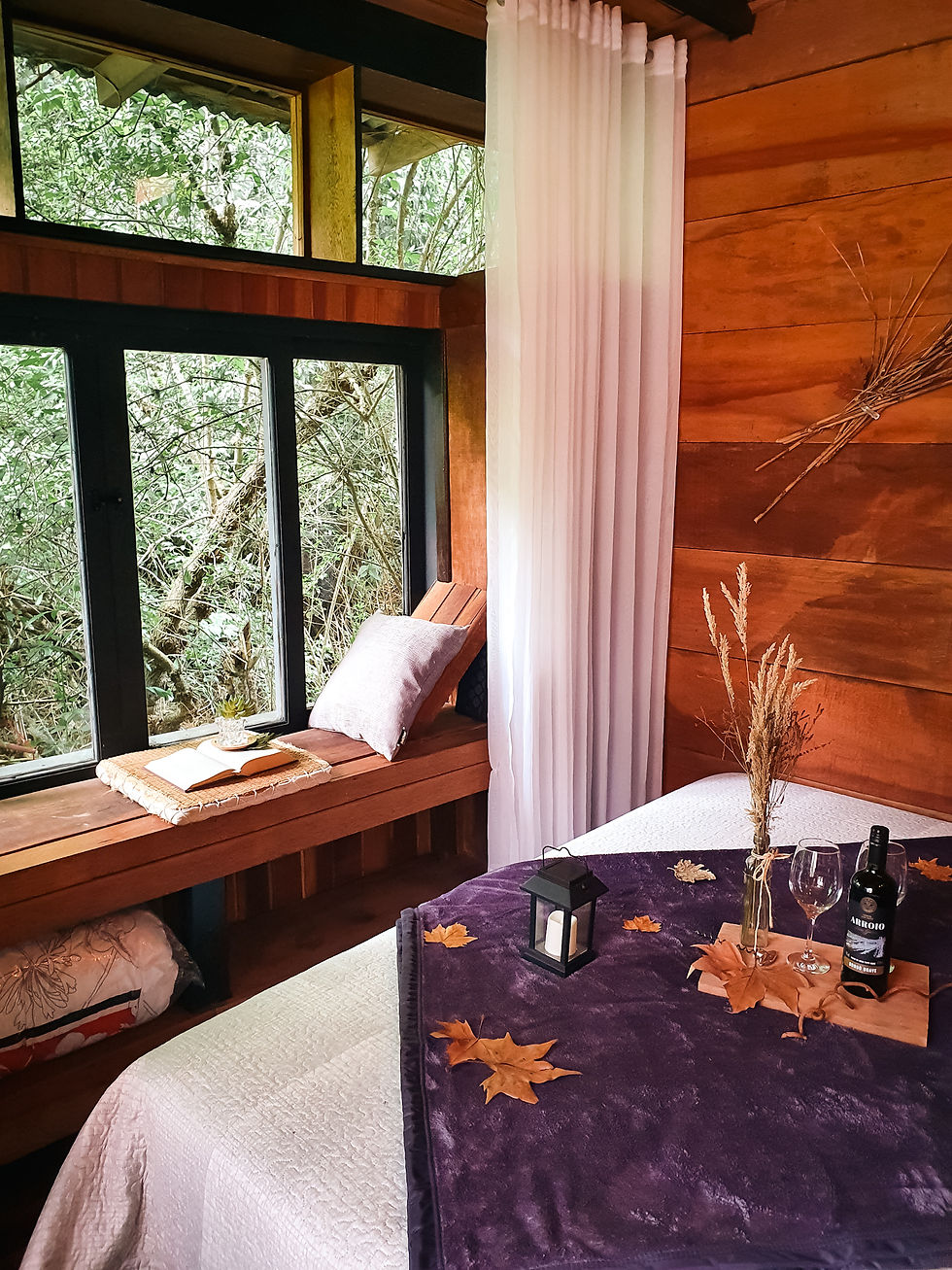 Cama com uma janela lateral em um quarto