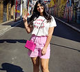 Mulher com uma bermuda rosa e camiseta branca na Liberdade