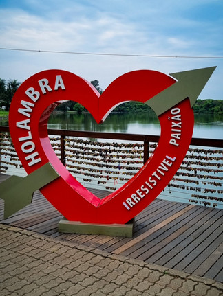 Estrutura de coração em frente a um lago