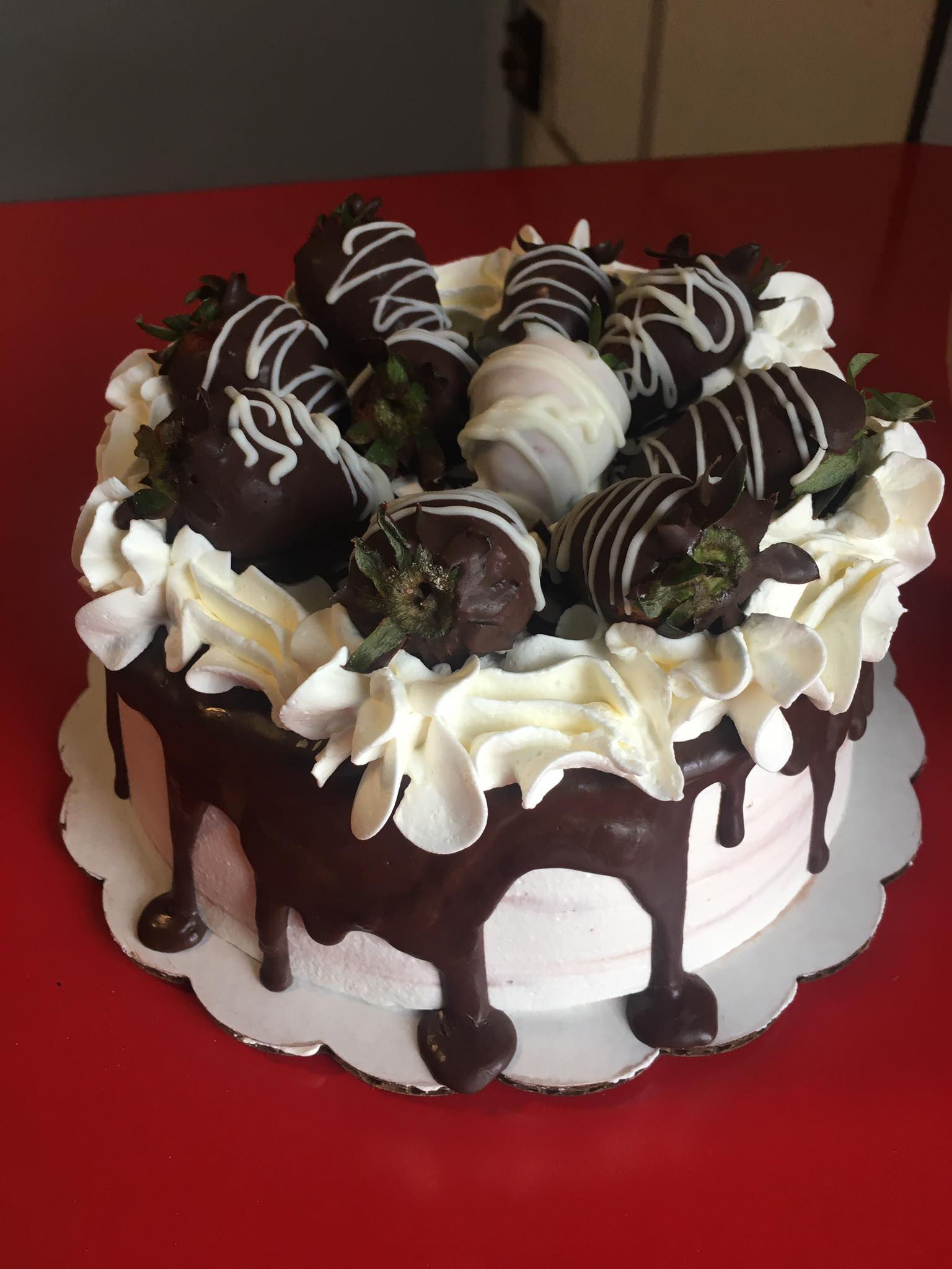 Pastel Fresas con drip de chocolate