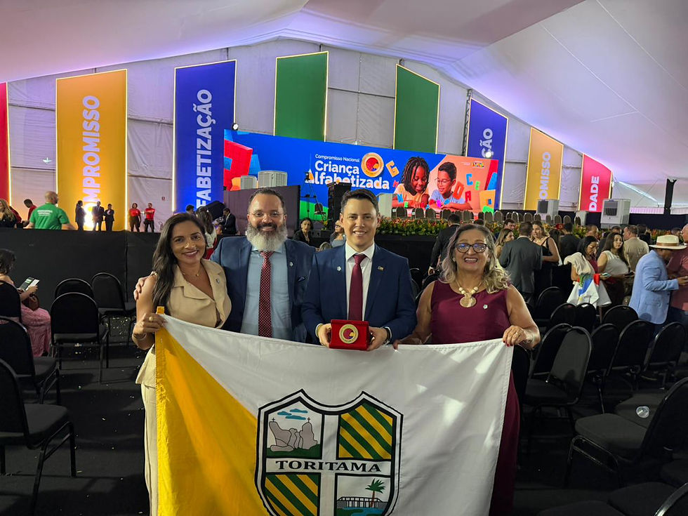Prefeito Sérgio Colin comemora conquista do Selo Ouro Criança Alfabetizada direto de Brasília