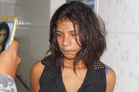 Mulher é presa em Caruaru suspeita de tentar espancar a mãe e a filha de 8 meses