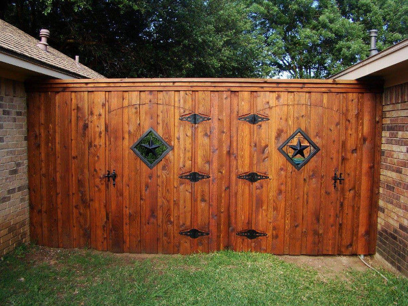 wood-fence-two-gates-star-decorated-800x
