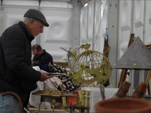 "On a tous de la marchandise qui ne correspond pas à notre spécialité" : le déballage marchand, la brocante des brocanteurs et des antiquaires
