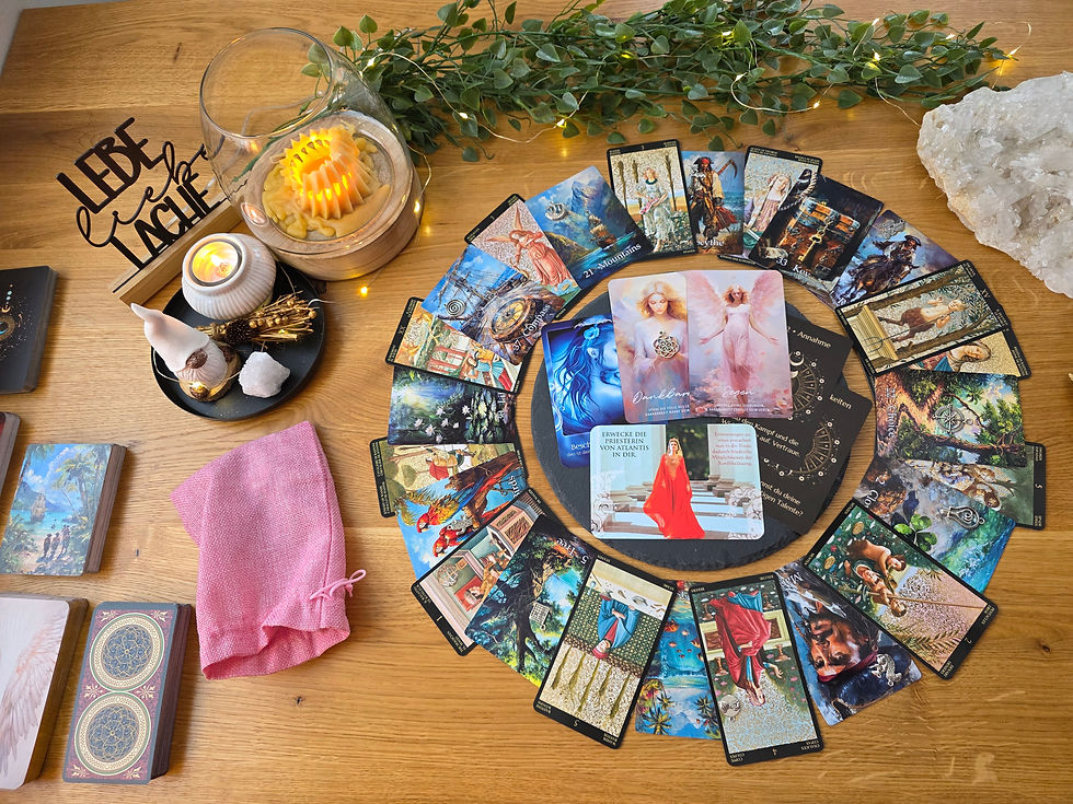 Skorpion Jahresorakel 2026 Tarot-Legung: Kartenkreis mit Tarot-, Orakel- und Lenormandkarten, Kerzenlicht und Kristallen auf Holztisch.