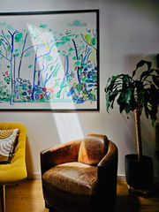 Papier-peint encadré et fauteuils de seconde main