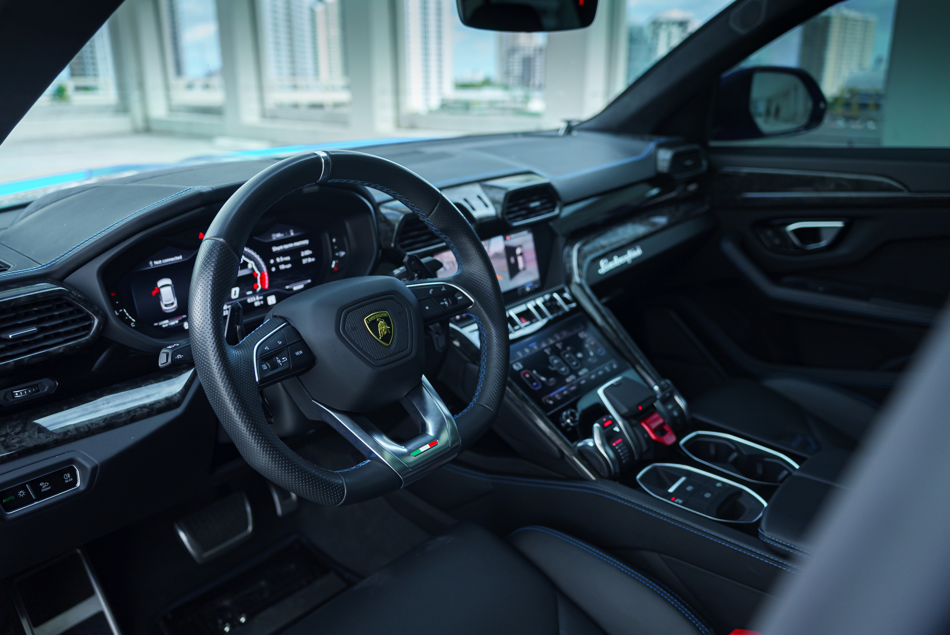 Lamborghini Urus, view 2