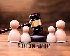 Bonecos de madeira representando uma familia com um martelo de juiz atras