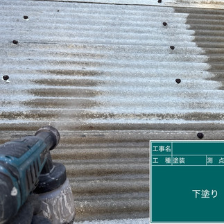 物置屋根　下塗り