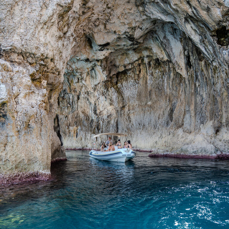 Tour privato in barca al nord del golfo di noto e alle grotte di siracusa con aperitivo da Avola