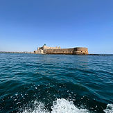 Tour privato in barca al nord del golfo di noto e alle grotte di siracusa con aperitivo da Avola