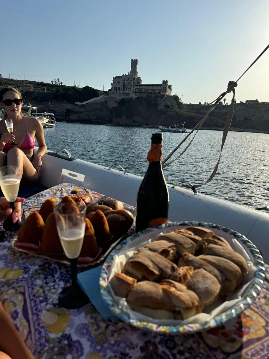 Tour in barca da Avola a Capopassero con aperitivo tipico siciliano