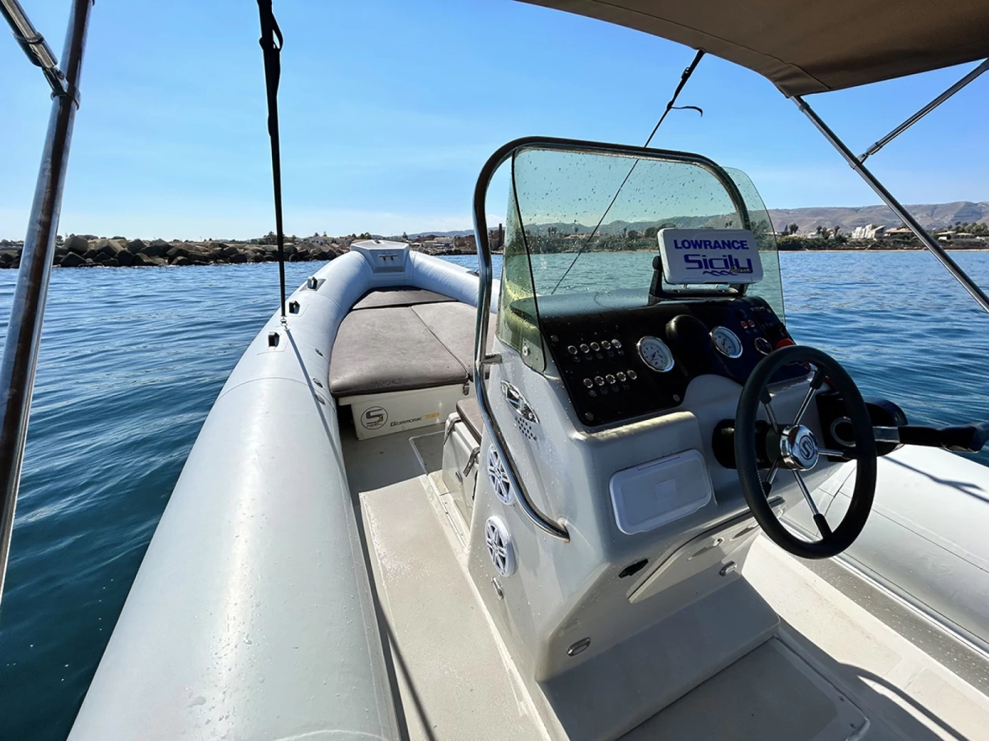 Noleggio gommone con skipper esperto da Siracusa