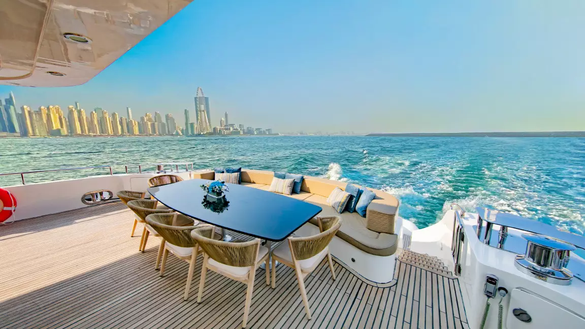 Dubai esperienza in super yacht con pranzo 