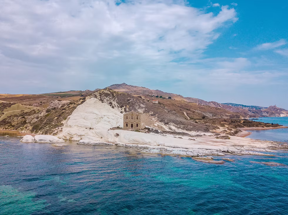 Tour privato in barca alla Riserva Naturale Punta Bianca ad Agrigento