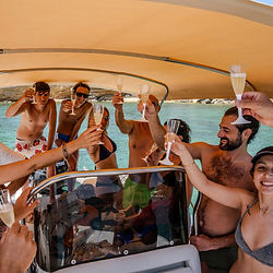 Tour privato in barca ai faraglioni di punta Ciriga e al sud del Golfo di noto da Avola
