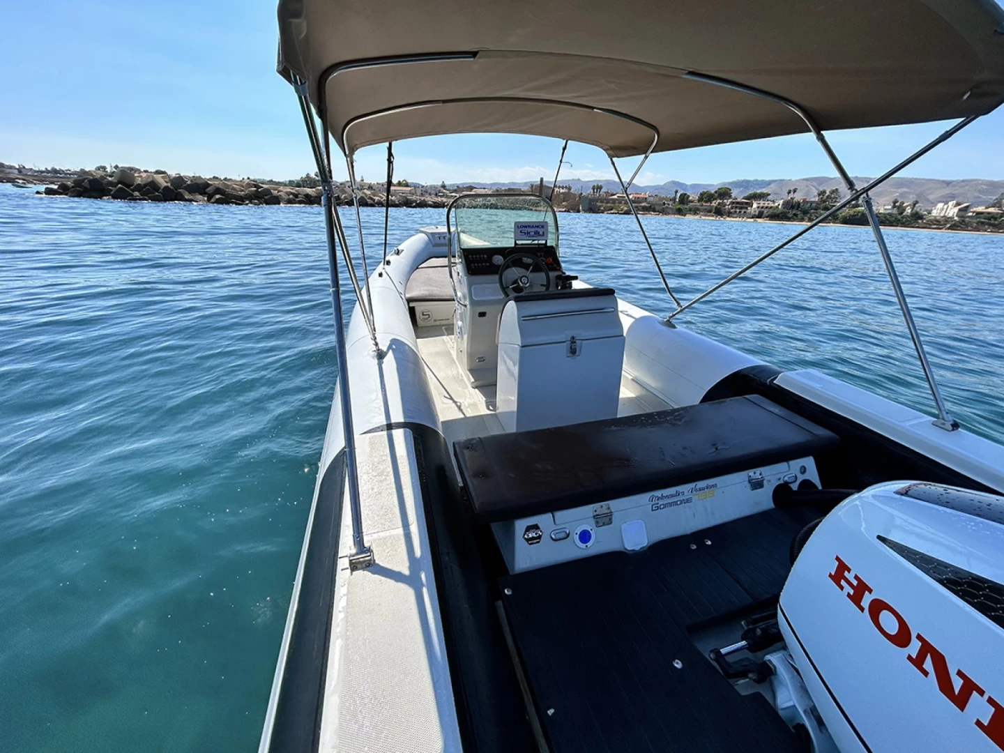 Noleggio gommone con skipper esperto da Siracusa