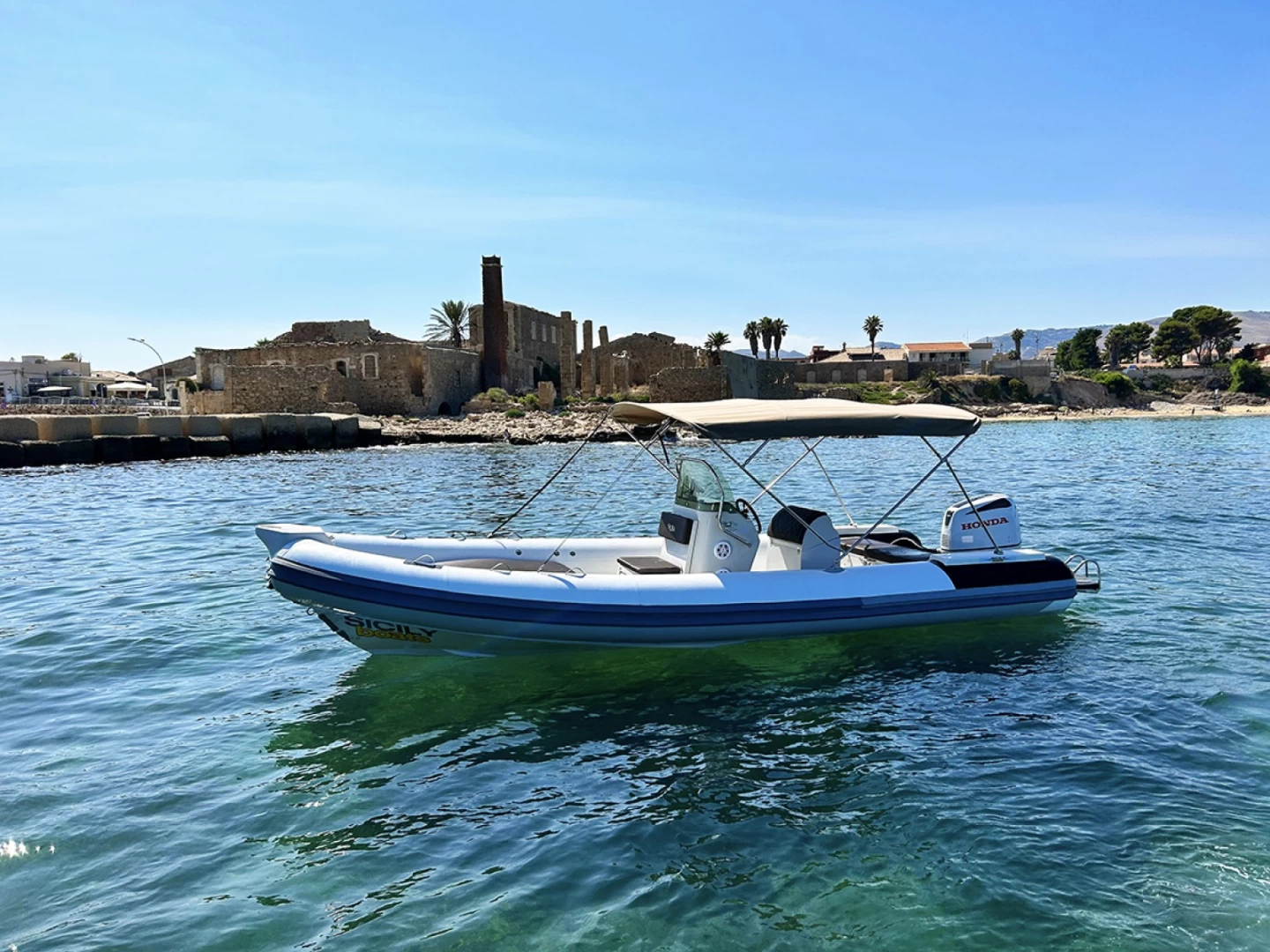 Noleggio gommone con skipper esperto da Siracusa